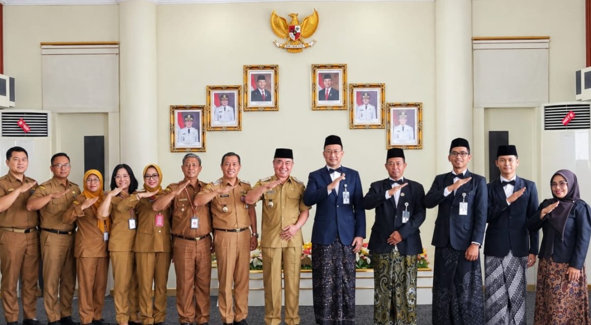 Bupati Tangamus H. Moh. Saleh Asnawi saat menerima Kunjungan Kepala Kemenhaj Tanggamus H. Farid Anfasa di ruang kerjanya, Selasa 6 Oktober 2026 | Herdi/Media Prioritastv.com.