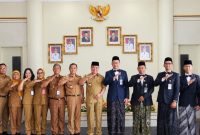 Bupati Tangamus H. Moh. Saleh Asnawi saat menerima Kunjungan Kepala Kemenhaj Tanggamus H. Farid Anfasa di ruang kerjanya, Selasa 6 Oktober 2026 | Herdi/Media Prioritastv.com.