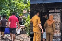 Kadis Sosial Tanggamus Hardarsyah saat mengantarkan bantuan Dinsos dan BPBD di Dusun Paneongan, Pekon Kota Agung, Kec. Kota Agung, Rabu 7 Oktober 2026 | Herdi/Media Prioritastv.com.