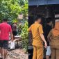 Kadis Sosial Tanggamus Hardarsyah saat mengantarkan bantuan Dinsos dan BPBD di Dusun Paneongan, Pekon Kota Agung, Kec. Kota Agung, Rabu 7 Oktober 2026 | Herdi/Media Prioritastv.com.