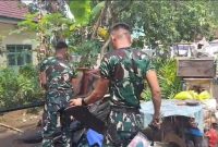 Usai Gabung Pemadaman, Yonif TP 945/PPC Bantu Bersihkan Rumah Kebakaran di Kota Agung Tanggamus