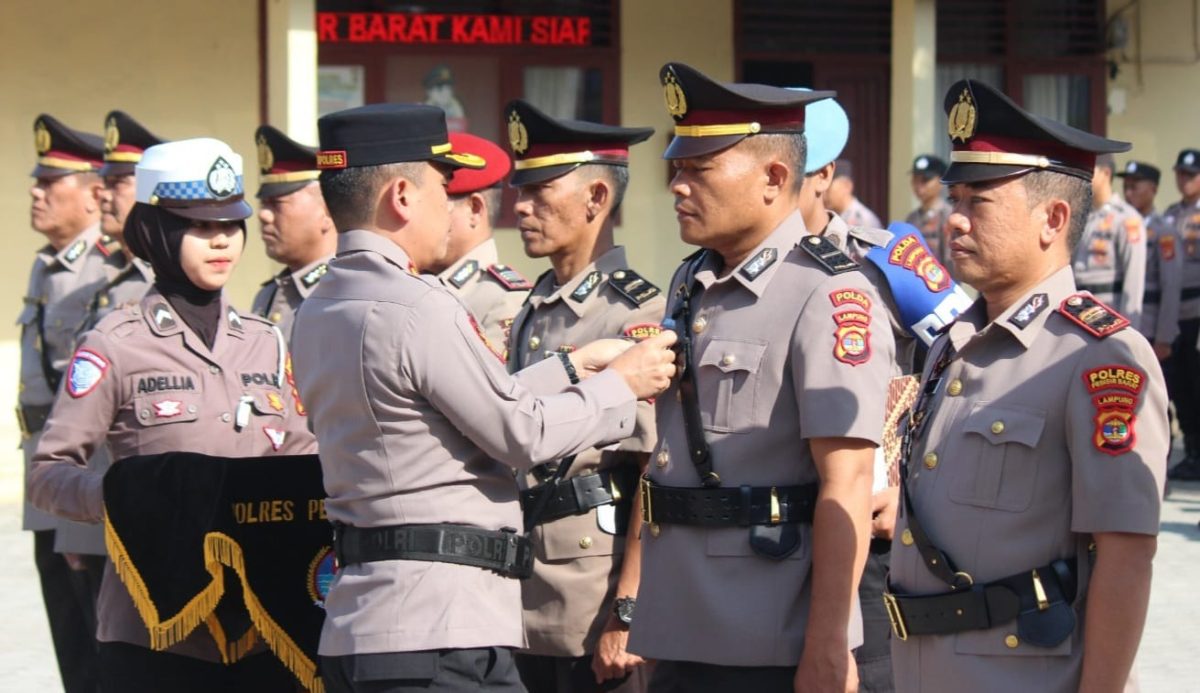 Kapolres Pesisir Barat, AKBP Rinto Haivan Simbolon saat menyematkan tanda jabatan kepada salah satu pejabat yang Sertijab, Kamis 8 Oktober 2026 | Suroso/Media Prioritastv.com.