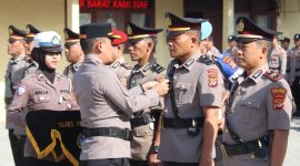 Kapolres Pesisir Barat, AKBP Rinto Haivan Simbolon saat menyematkan tanda jabatan kepada salah satu pejabat yang Sertijab, Kamis 8 Oktober 2026 | Suroso/Media Prioritastv.com.