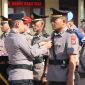 Kapolres Pesisir Barat, AKBP Rinto Haivan Simbolon saat menyematkan tanda jabatan kepada salah satu pejabat yang Sertijab, Kamis 8 Oktober 2026 | Suroso/Media Prioritastv.com.