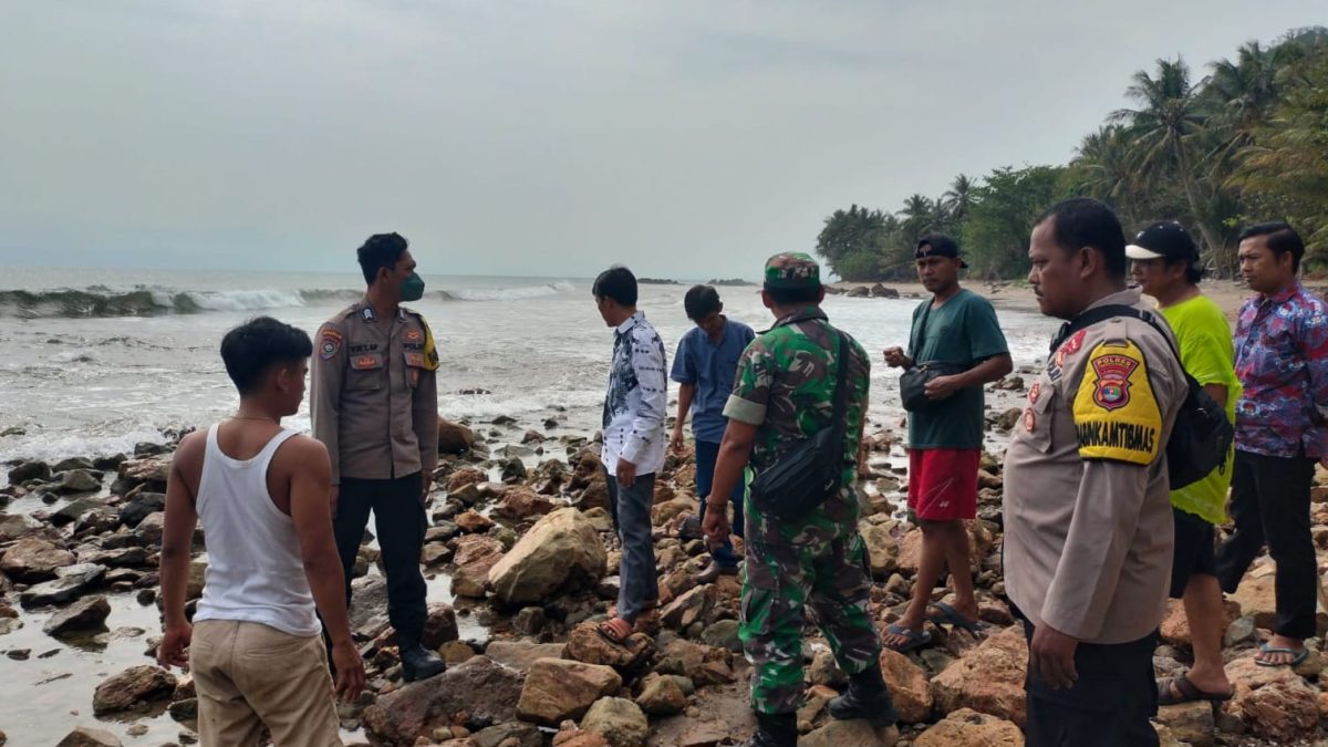 Polisi dan warga saat mendatangi TKP lokasi tenggelamnya korban di Pantai Beringin Saka, Tegineneng, Limau, Tanggamus, Kamis 8 Oktober 2026 | ist/Media Prioritastv.com.