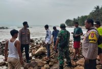 Polisi dan warga saat mendatangi TKP lokasi tenggelamnya korban di Pantai Beringin Saka, Tegineneng, Limau, Tanggamus, Kamis 8 Oktober 2026 | ist/Media Prioritastv.com.