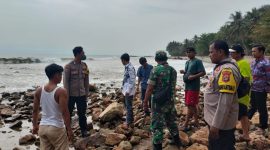 Polisi dan warga saat mendatangi TKP lokasi tenggelamnya korban di Pantai Beringin Saka, Tegineneng, Limau, Tanggamus, Kamis 8 Oktober 2026 | ist/Media Prioritastv.com.