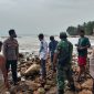 Polisi dan warga saat mendatangi TKP lokasi tenggelamnya korban di Pantai Beringin Saka, Tegineneng, Limau, Tanggamus, Kamis 8 Oktober 2026 | ist/Media Prioritastv.com.