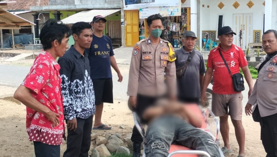 Korban saat hendal dievakuasi ke Puskesmas Antarbrak, Limau, Tanggamus, Kamis 8 Oktober 2026.