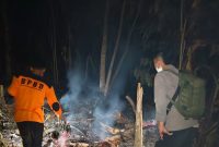 Polisi bersama warga saat memadamkan kebakaran lahan di Putih Doh, Cukuh Balak, Tanggamus, Kamis 8 Oktober 2026, malam.