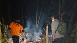 Polisi bersama warga saat memadamkan kebakaran lahan di Putih Doh, Cukuh Balak, Tanggamus, Kamis 8 Oktober 2026, malam.