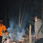 Polisi bersama warga saat memadamkan kebakaran lahan di Putih Doh, Cukuh Balak, Tanggamus, Kamis 8 Oktober 2026, malam.