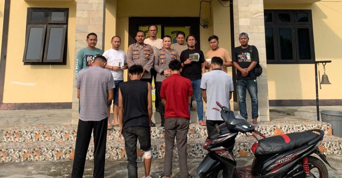 Tersangka AR alias Yan Toyek yang ditembak kakinya dan ditunjukan bersama 3 penadah motor curian, Sabtu 10 Oktober 2026.