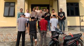 Tersangka AR alias Yan Toyek yang ditembak kakinya dan ditunjukan bersama 3 penadah motor curian, Sabtu 10 Oktober 2026.