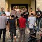 Tersangka AR alias Yan Toyek yang ditembak kakinya dan ditunjukan bersama 3 penadah motor curian, Sabtu 10 Oktober 2026.