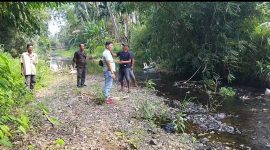 Anggota DPRD Tanggamus Buyung Alamsyah saat meninjau sungai Way Kerap, Semaka, Sabtu 10 Oktober 2026 | Herdi/Media Prioritastv.com.
