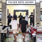 Kedua tersangka yang ditangkap dan dihadiahi timah panas Polsek Kota Agung, Tanggamus.