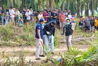 Polisi saat melakukan olah TKP ditemukannya wanita tewas di Mesuji Lampung, Senin 12 Oktober 2026.