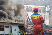 Kolase foto saat gedung terbakar dan saat petugas Damkarmat Bandar Lampung melakukan pemadaman, Selasa, 13 Oktober 2026 | ist/Media Prioritastv.com.