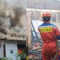 Kolase foto saat gedung terbakar dan saat petugas Damkarmat Bandar Lampung melakukan pemadaman, Selasa, 13 Oktober 2026 | ist/Media Prioritastv.com.