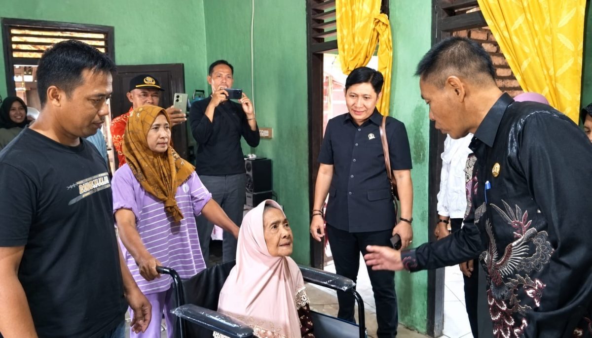 Anggota DPRD Tanggamus Fraksi PKB Buyung Alamsyah didampingi Camat Semaka Yusman Agung saat menyerahkan kursi roda kepada salah satu penerima di Kecamatan Semaka, Kamis 15 Oktober 2026 | Herdi/Media Prioritastv.com.