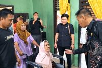 Anggota DPRD Tanggamus Buyung Alamsyah Salurkan 7 Kursi Roda Disabilitas dan Lansia dari PKB