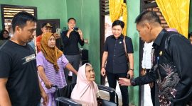 Anggota DPRD Tanggamus Fraksi PKB Buyung Alamsyah didampingi Camat Semaka Yusman Agung saat menyerahkan kursi roda kepada salah satu penerima di Kecamatan Semaka, Kamis 15 Oktober 2026 | Herdi/Media Prioritastv.com.