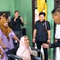 Anggota DPRD Tanggamus Fraksi PKB Buyung Alamsyah didampingi Camat Semaka Yusman Agung saat menyerahkan kursi roda kepada salah satu penerima di Kecamatan Semaka, Kamis 15 Oktober 2026 | Herdi/Media Prioritastv.com.