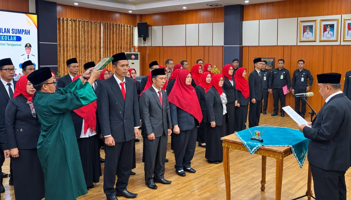 Bupati Tanggamus H. Moh. Saleh Asnawi saat melantik 47 kepala sekolah diantaranya TK, SD dan SMP Negeri di Rupatama Pemkab setempat, Jumat 16 Oktober 2026 | Herdi/Media Prioritastv.com.