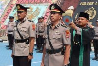 Kabaglog yang baru (kanan) AKP Sutarto saat mengucapkan sumpah janji jabatan dalam upacara Sertijab di Mapolres Tanggamus, Sabtu 17 Oktober 2026.
