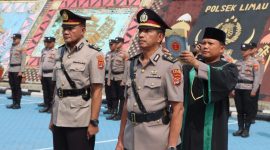 Kabaglog yang baru (kanan) AKP Sutarto saat mengucapkan sumpah janji jabatan dalam upacara Sertijab di Mapolres Tanggamus, Sabtu 17 Oktober 2026.