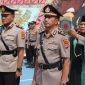 Kabaglog yang baru (kanan) AKP Sutarto saat mengucapkan sumpah janji jabatan dalam upacara Sertijab di Mapolres Tanggamus, Sabtu 17 Oktober 2026.