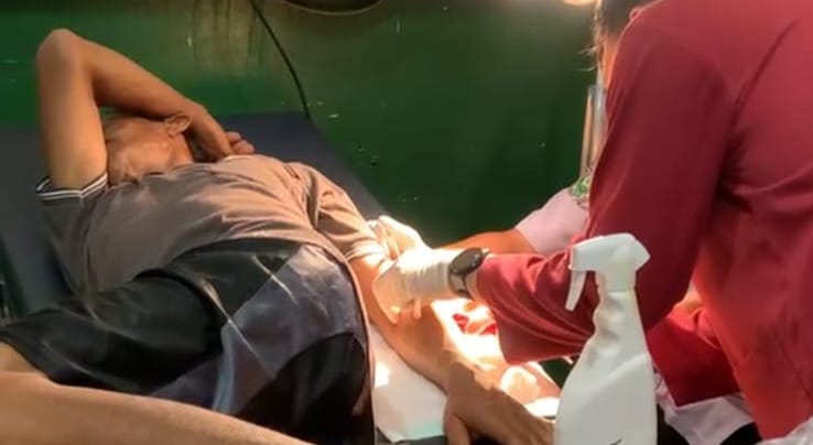 Suparyono, Lansia asal Pulau Panggung, Tanggamus usai dibacok tetangganya sendiri saat mendapatkan perawatan medis, Kamis 15 Oktober 2026 | ist/Media Prioritastv.com.