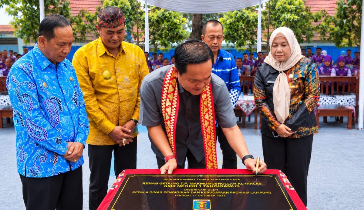 Kepala Dinas Pendidikan dan Kebudayaan (Disdikbud) Provinsi Lampung, Thomas Amirico, saat menandatangani prasasti gedung baru SMKN 1 Kota Agung Barat, Tanggamus, Sabtu (17/10/2026).
