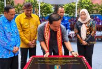 Kepala Dinas Pendidikan dan Kebudayaan (Disdikbud) Provinsi Lampung, Thomas Amirico, saat menandatangani prasasti gedung baru SMKN 1 Kota Agung Barat, Tanggamus, Sabtu (17/10/2026).