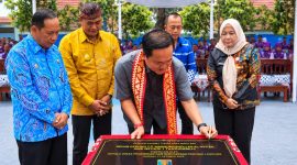 Kepala Dinas Pendidikan dan Kebudayaan (Disdikbud) Provinsi Lampung, Thomas Amirico, saat menandatangani prasasti gedung baru SMKN 1 Kota Agung Barat, Tanggamus, Sabtu (17/10/2026).