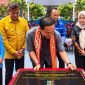 Kepala Dinas Pendidikan dan Kebudayaan (Disdikbud) Provinsi Lampung, Thomas Amirico, saat menandatangani prasasti gedung baru SMKN 1 Kota Agung Barat, Tanggamus, Sabtu (17/10/2026).