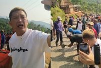 Kolase foto saat konten kreator bang Taun saat menyoroti pembangunan jalan di Sinar Jawa dan Datar Lebuay, Air Naningan, Tanggamus, Minggu 18 Oktober 2026.