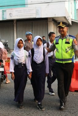 Kapolres Pringsewu Turun Langsung Atur Lalu Lintas Saat Jalan Padat di Jam Sibuk Pagi