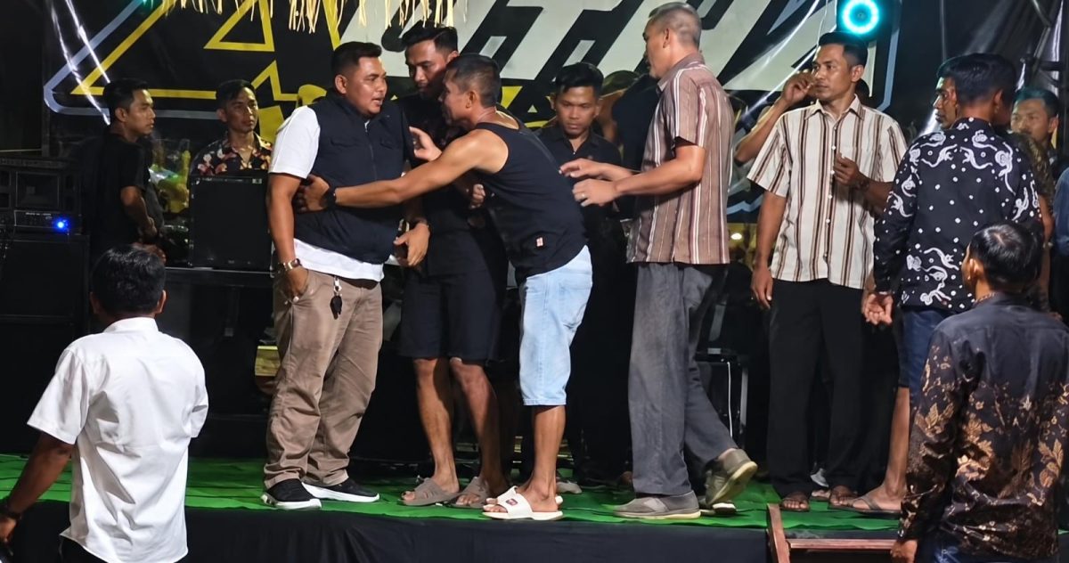 Pria mengenakan rompi hitam yang diduga terlibat dalam insiden keributan hingga dugaan pemukulan di atas panggung organ tunggal. Sosok tersebut disebut-sebut merupakan anggota DPRD Lampung Barat | ist/Media Prioritastv.com.