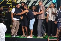 Pria mengenakan rompi hitam yang diduga terlibat dalam insiden keributan hingga dugaan pemukulan di atas panggung organ tunggal. Sosok tersebut disebut-sebut merupakan anggota DPRD Lampung Barat | ist/Media Prioritastv.com.