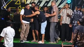 Pria mengenakan rompi hitam yang diduga terlibat dalam insiden keributan hingga dugaan pemukulan di atas panggung organ tunggal. Sosok tersebut disebut-sebut merupakan anggota DPRD Lampung Barat | ist/Media Prioritastv.com.