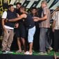 Pria mengenakan rompi hitam yang diduga terlibat dalam insiden keributan hingga dugaan pemukulan di atas panggung organ tunggal. Sosok tersebut disebut-sebut merupakan anggota DPRD Lampung Barat | ist/Media Prioritastv.com.