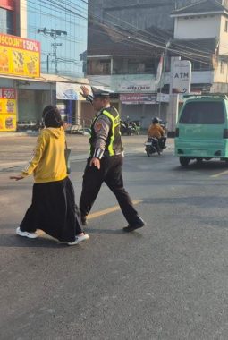 Satlantas Polres Tanggamus Intensifkan Pengamanan Lalu Lintas dan Sebrangkan Pelajar