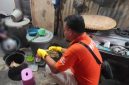 Polisi saat melakukan identifikasi temuan mayat di Jalan Harapan Way Taman, RT 006 RW 003 Kelurahan Pasar Madang, Kota Agung, Tanggamus, Rabu 21 Oktober 2026 | Dok. Humas Polres Tanggamus.