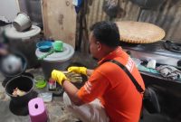 Polisi saat melakukan identifikasi temuan mayat di Jalan Harapan Way Taman, RT 006 RW 003 Kelurahan Pasar Madang, Kota Agung, Tanggamus, Rabu 21 Oktober 2026 | Dok. Humas Polres Tanggamus.