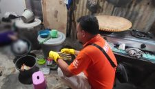 Polisi saat melakukan identifikasi temuan mayat di Jalan Harapan Way Taman, RT 006 RW 003 Kelurahan Pasar Madang, Kota Agung, Tanggamus, Rabu 21 Oktober 2026 | Dok. Humas Polres Tanggamus.