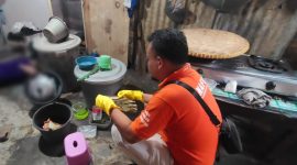 Polisi saat melakukan identifikasi temuan mayat di Jalan Harapan Way Taman, RT 006 RW 003 Kelurahan Pasar Madang, Kota Agung, Tanggamus, Rabu 21 Oktober 2026 | Dok. Humas Polres Tanggamus.