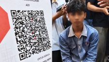 Kolase foto ilustrasi barcode pembayaran QRIS dan pelaku yang melakukan pergantian QRIS di Angkringan Soka Maliosewu, Pringsewu | ist/Media Prioritastv.com.