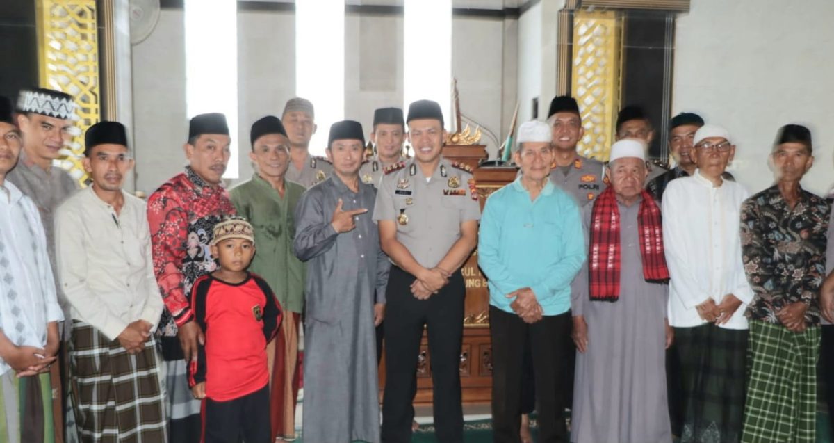 Kapolres Tanggamus AKBP AH. Hudi Arif saat foto bersama para tokoh Pekon Kampung Baru, Kota Agung Timur di Masjid Nurul Huda, Jumat 23 Oktober 2026 | Dok. Humas Polres Tanggamus.